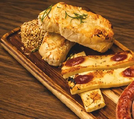 Pães de alho e queijo coalho na brasa