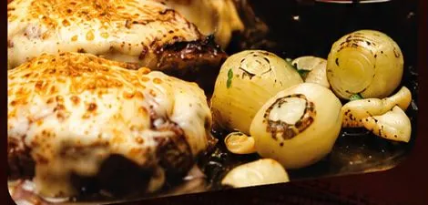 Corte gratinado com cebola grelhada